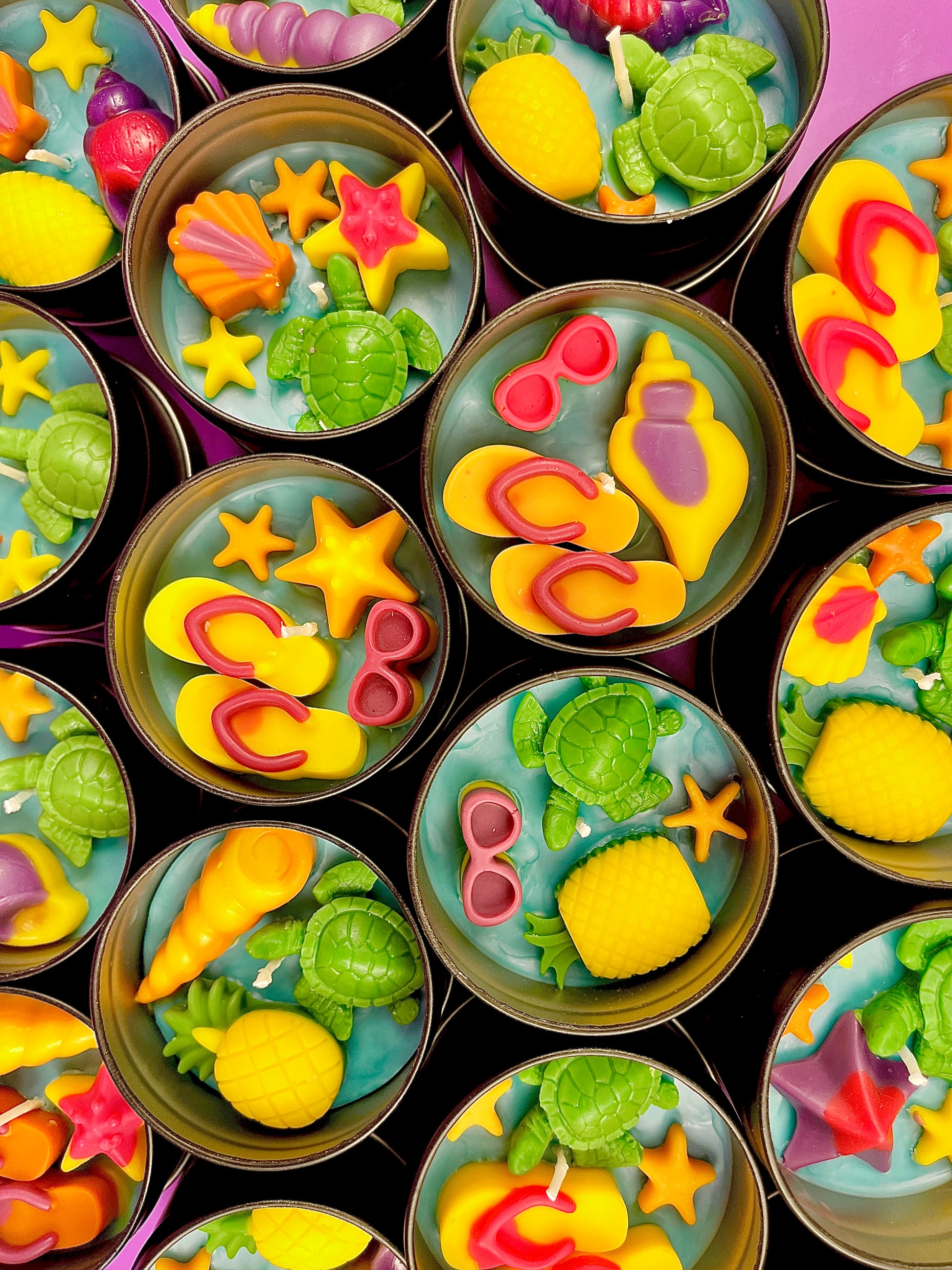 Small sea-themed wax tin with starfish, shell pieces, and green sea turtle shapes