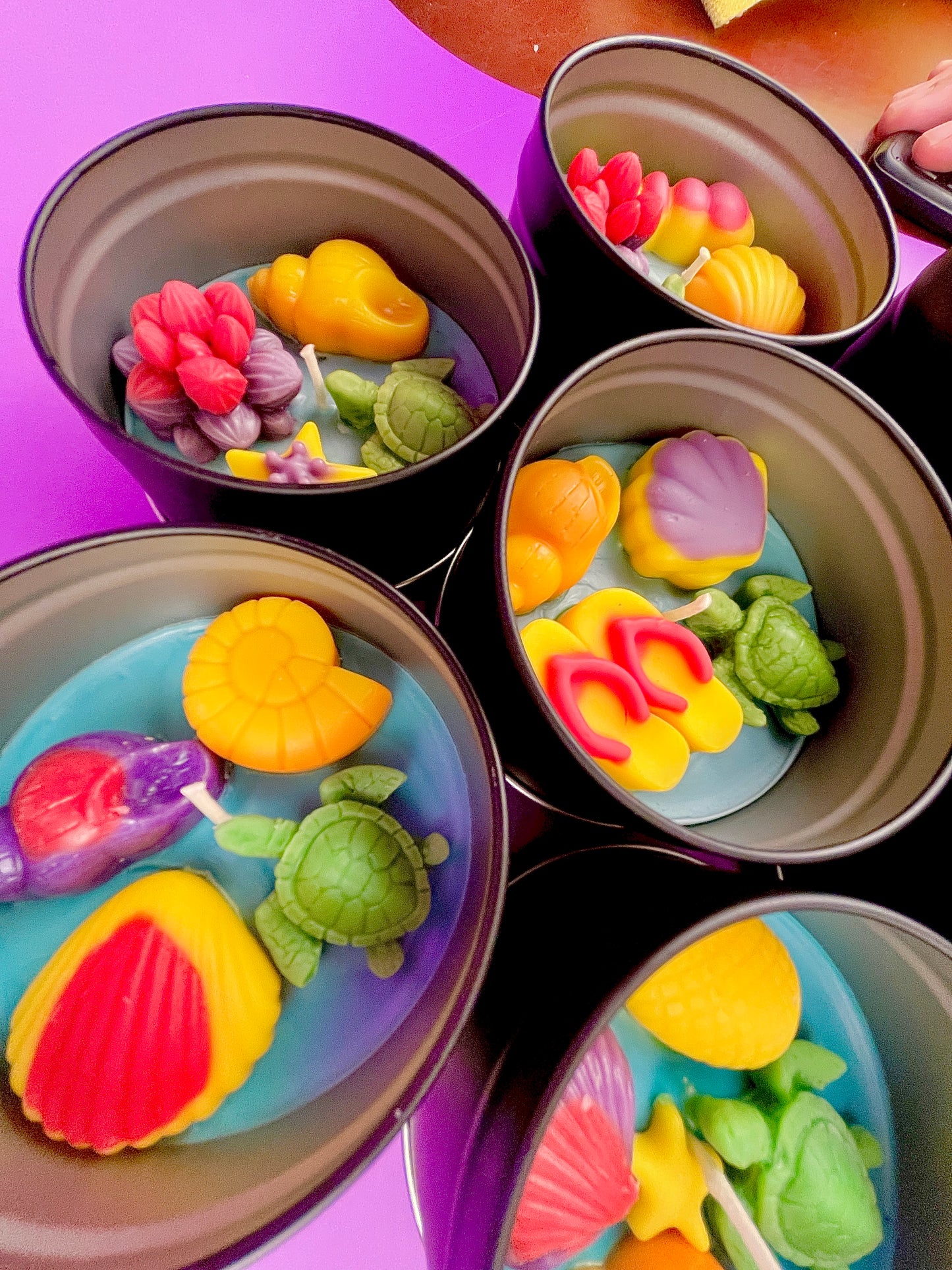 Small round wax melt tins with mixed sea pieces: starfish, turtle, conch, and shells