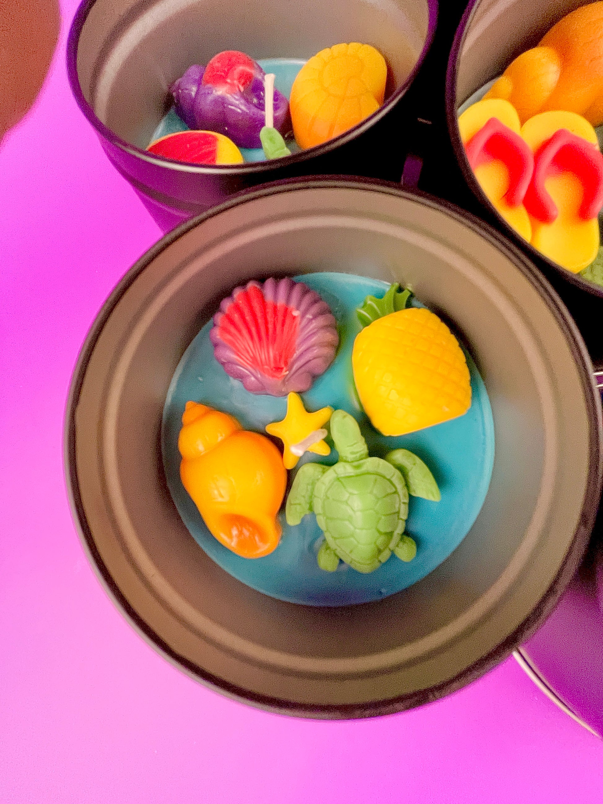 Small round wax melt tin with sea turtle, yellow scallop, starfish, and pink wax pieces