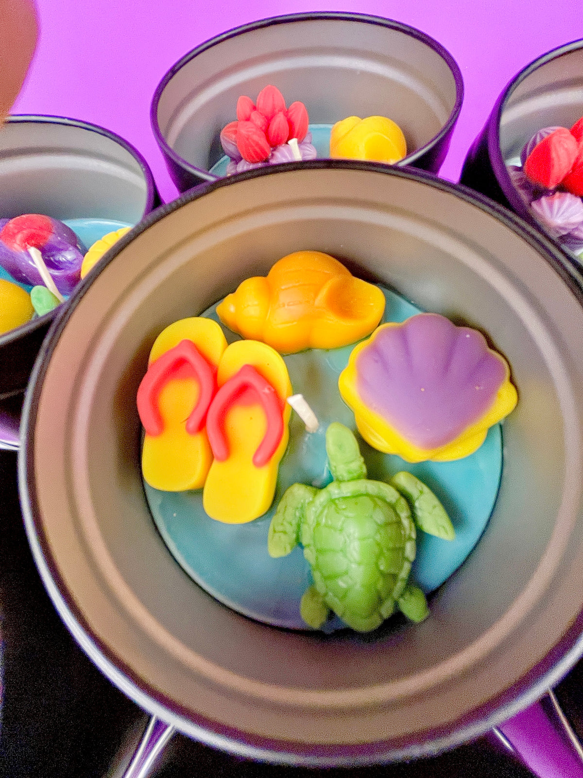 Large Sea Art tin with flip-flop, turtle, star and seashell wax pieces