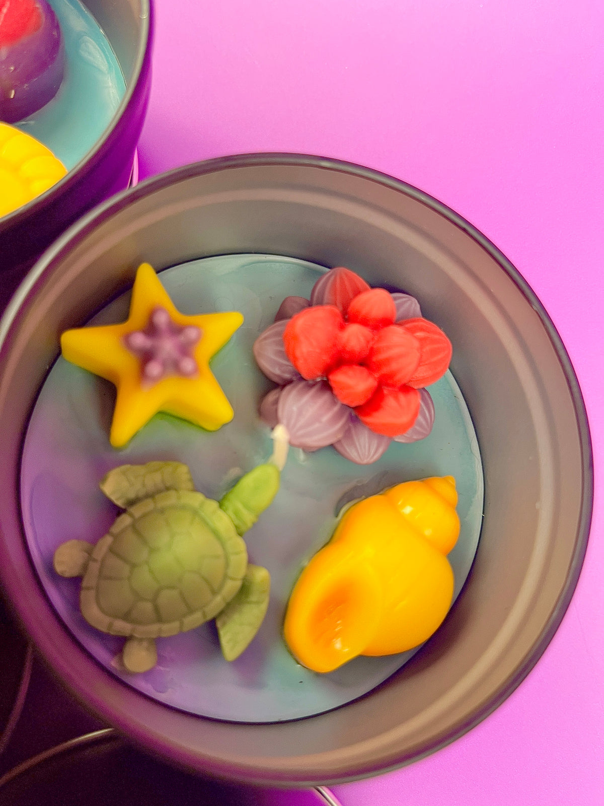 Large Sea Art tin with turtle, flower, star and seashell wax pieces