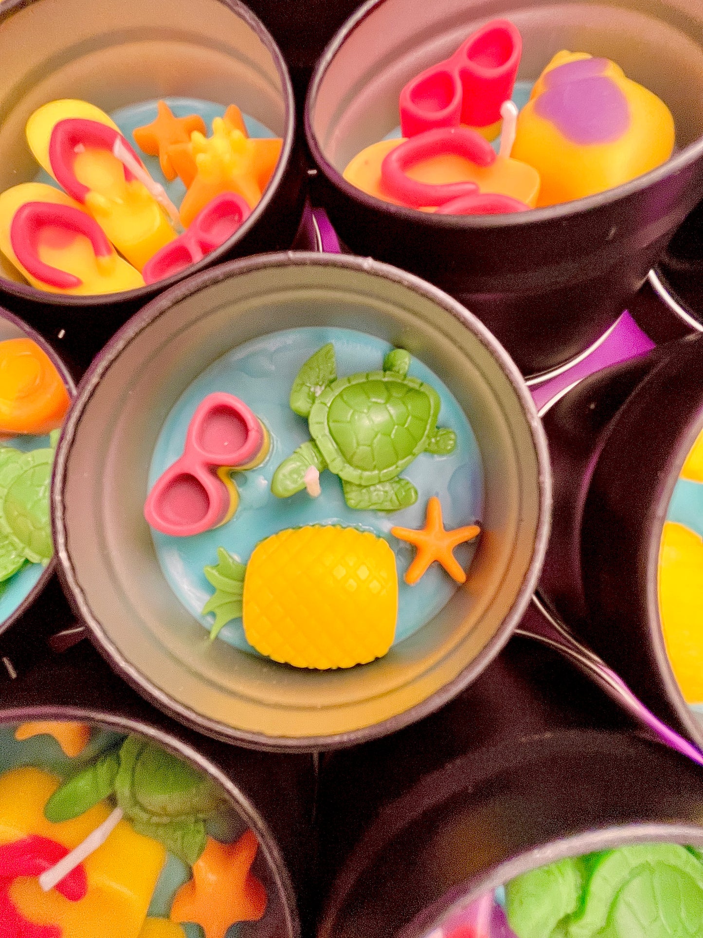 Small round wax melt tin with sea turtle, yellow scallop, starfish, and pink shells