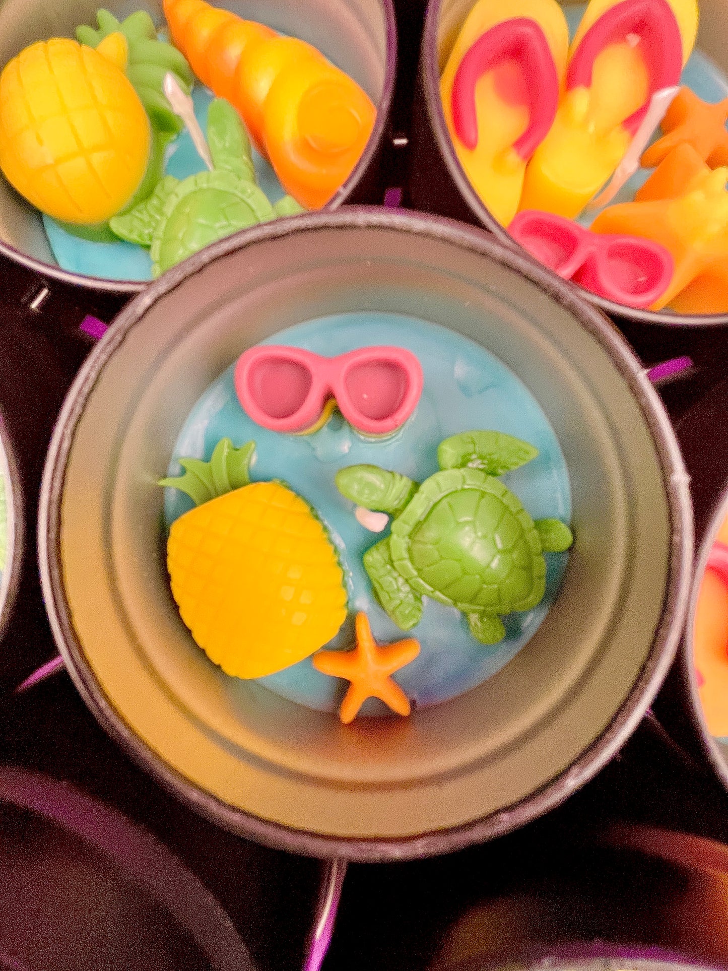 Small round wax melt tin with yellow shell, sea turtle, starfish, and pink bow accents