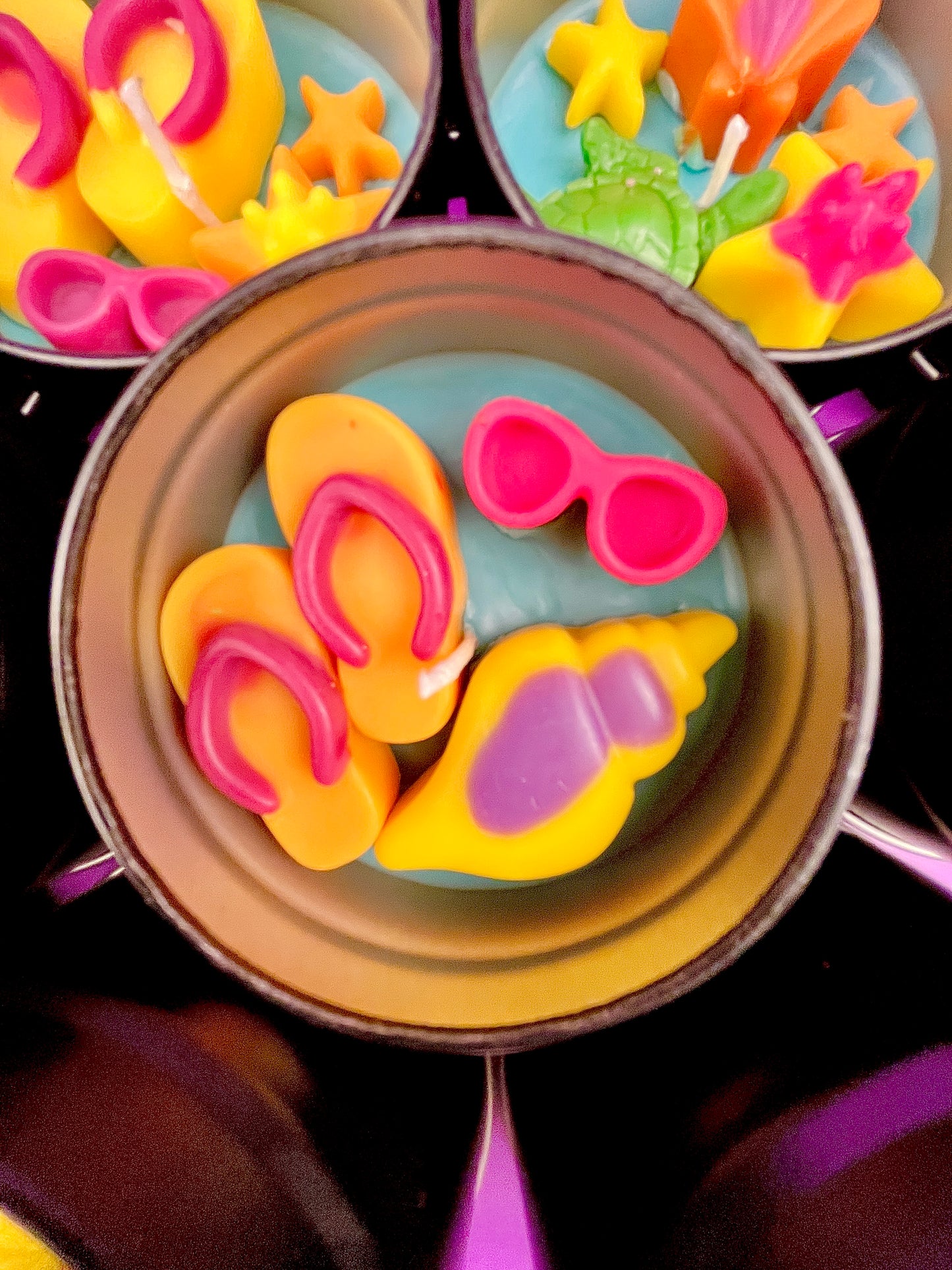 Small round wax melt tin with pink bow shells and orange and yellow sea shapes